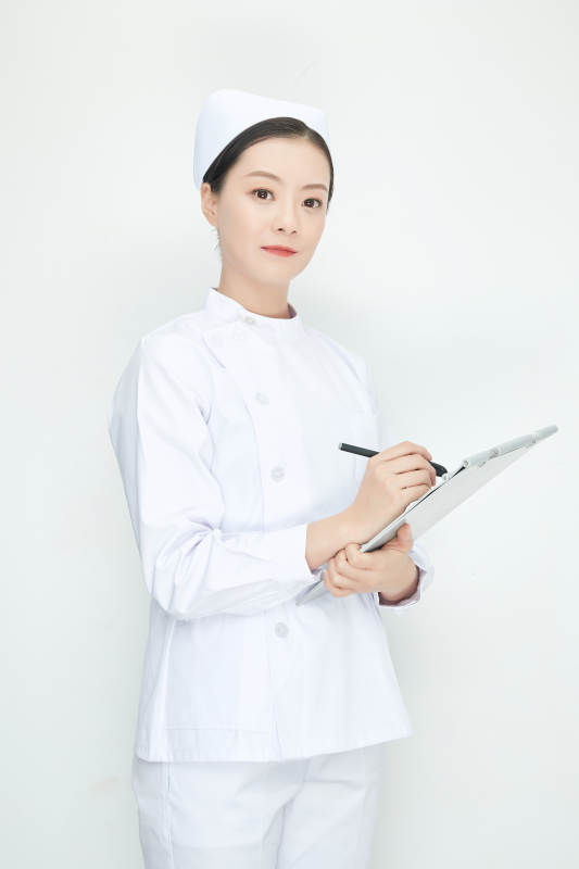 白背景里穿護士服手持病歷夾的美女護士