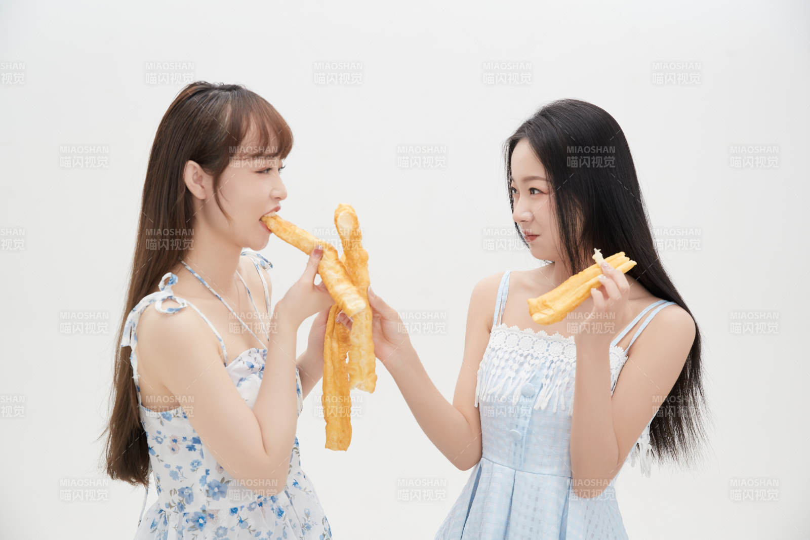 吃油條的亞洲可愛美女閨蜜