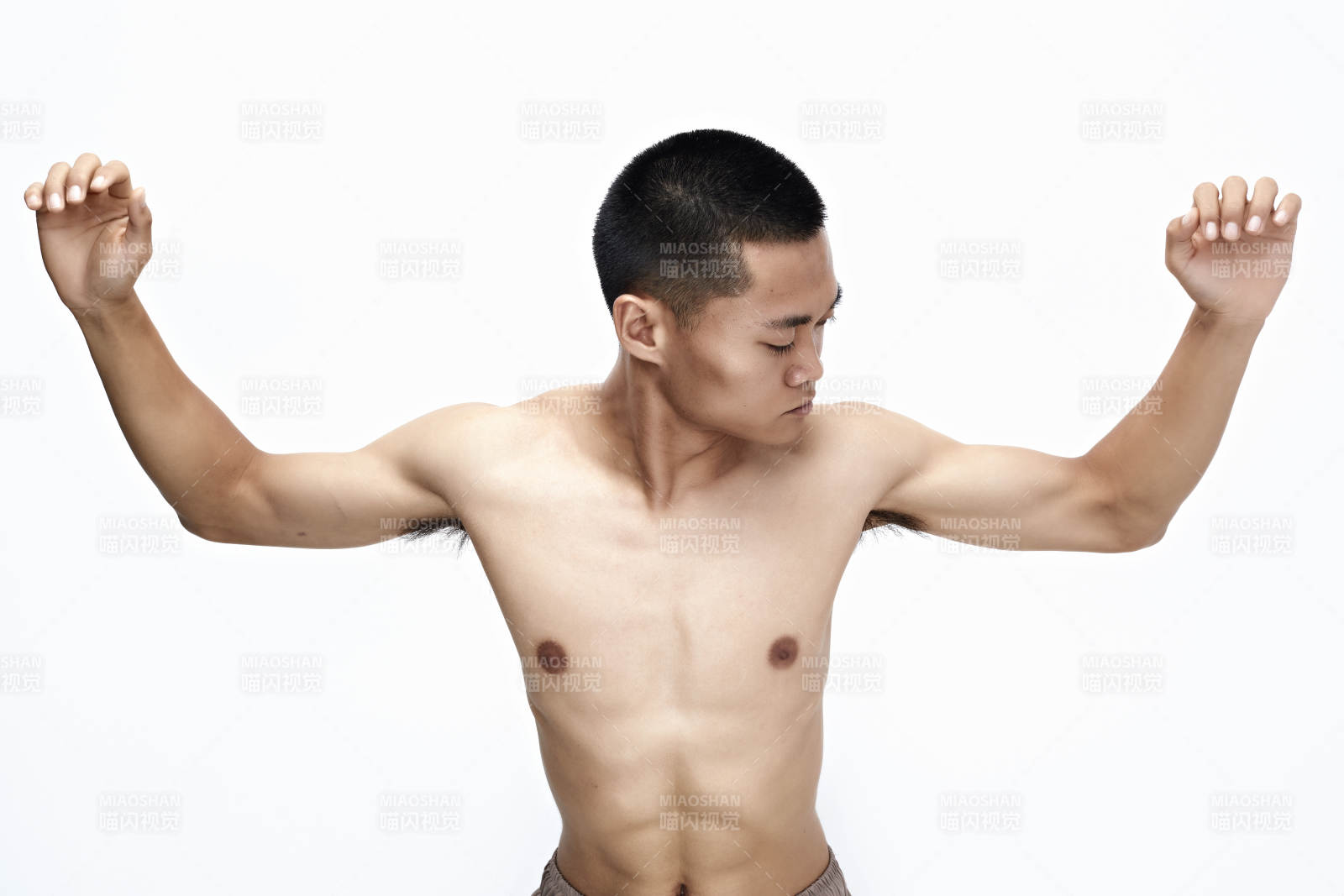 白色背景下展示健身預備拉伸動作的亞洲男性