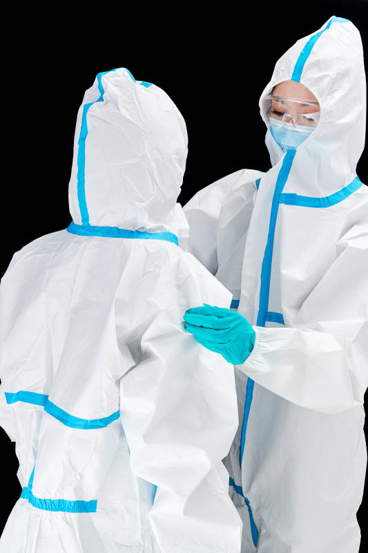 穿白色防护服佩戴护目镜口罩的防疫人员