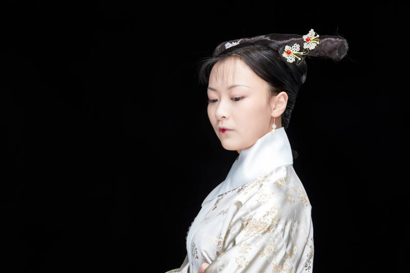 黑色背景下的清代女性古裝造型清朝古裝