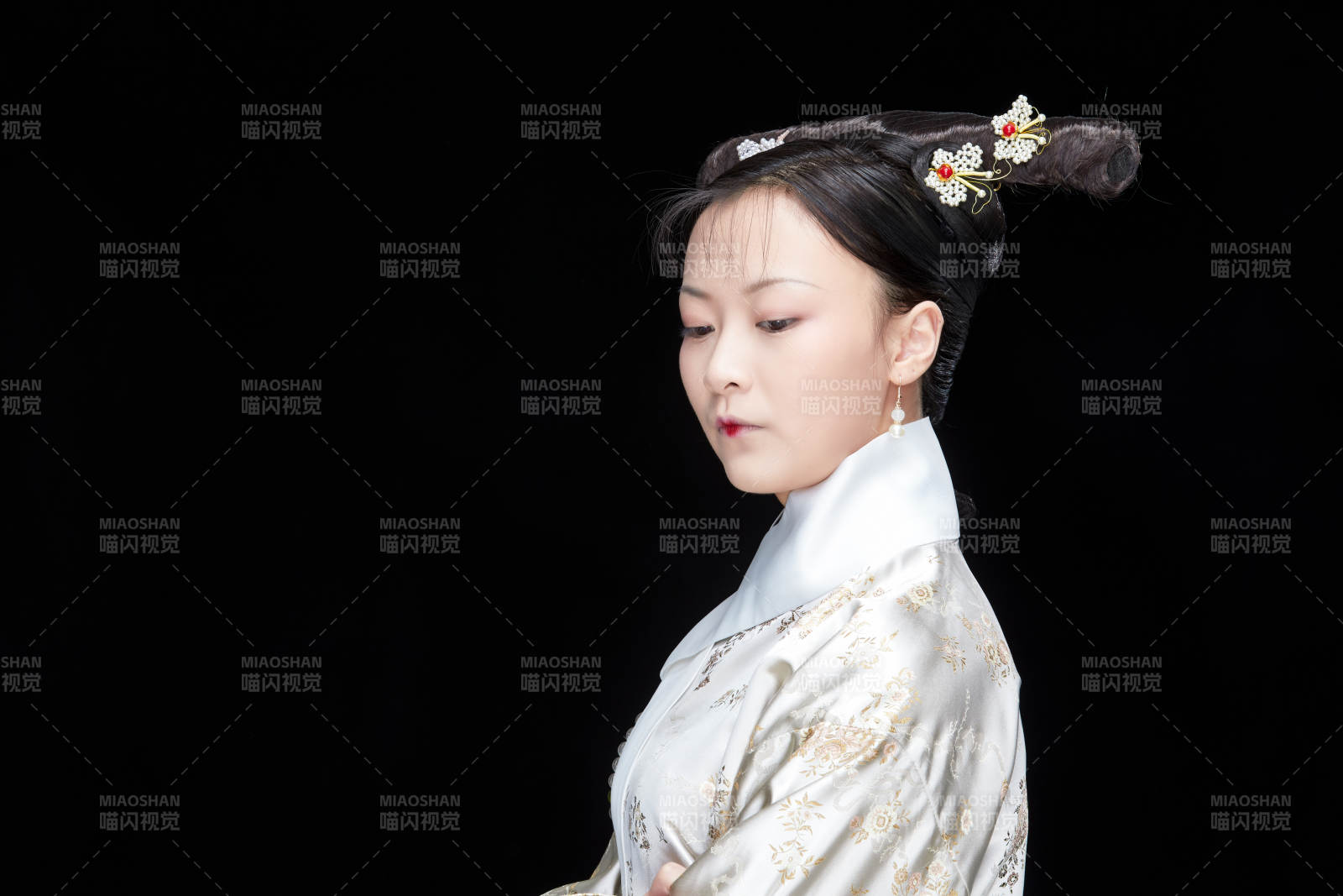 黑色背景下的清代女性古裝造型清朝古裝