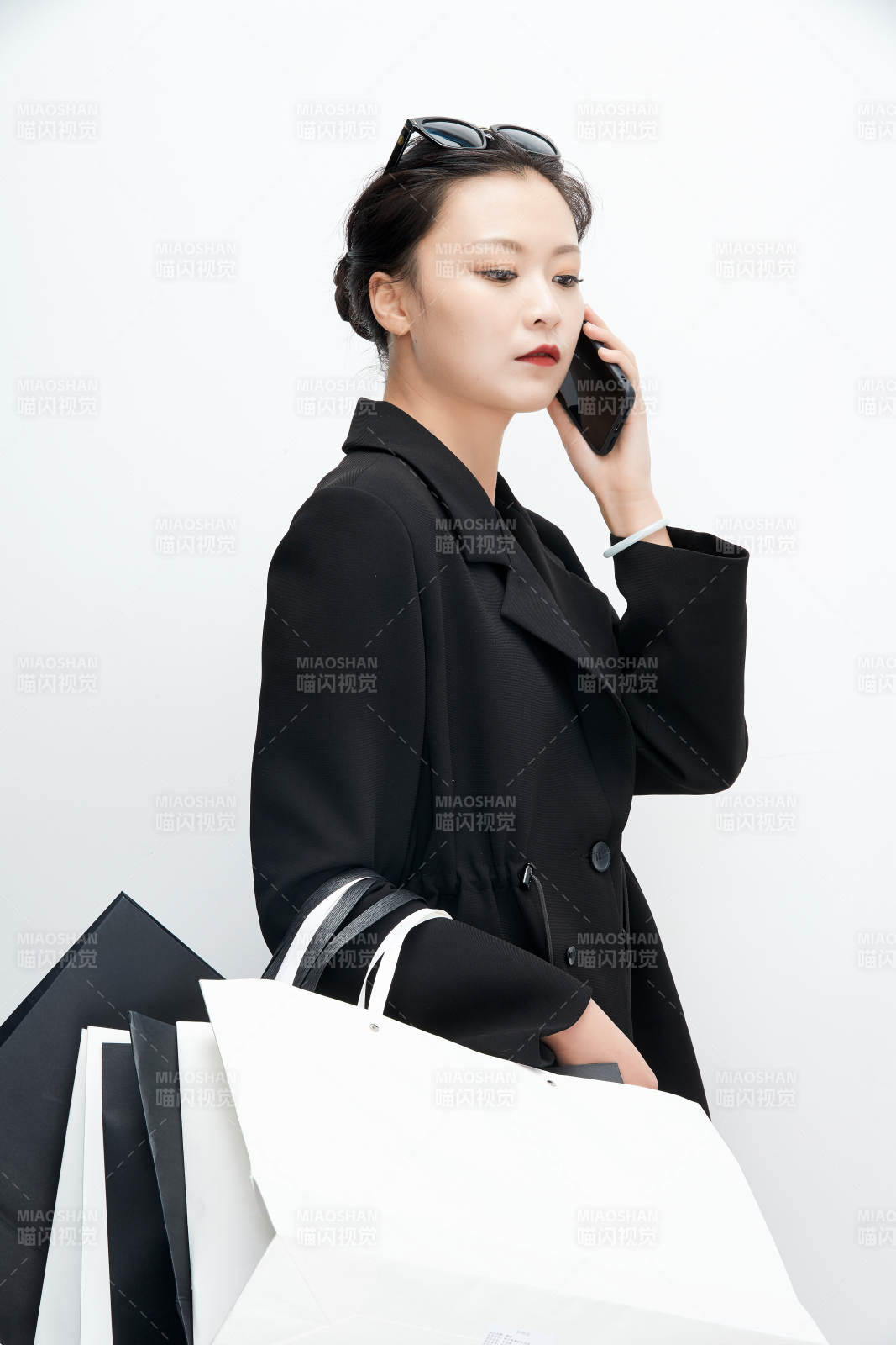 白色背景下手提購物袋時尚美麗的亞洲少女