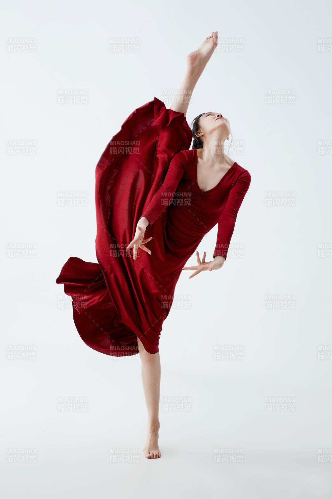 穿着红色长裙翩翩起舞的少女