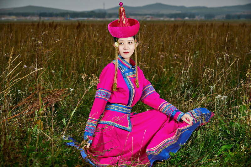 草原上身穿豪华蒙古族服饰的蒙族少女