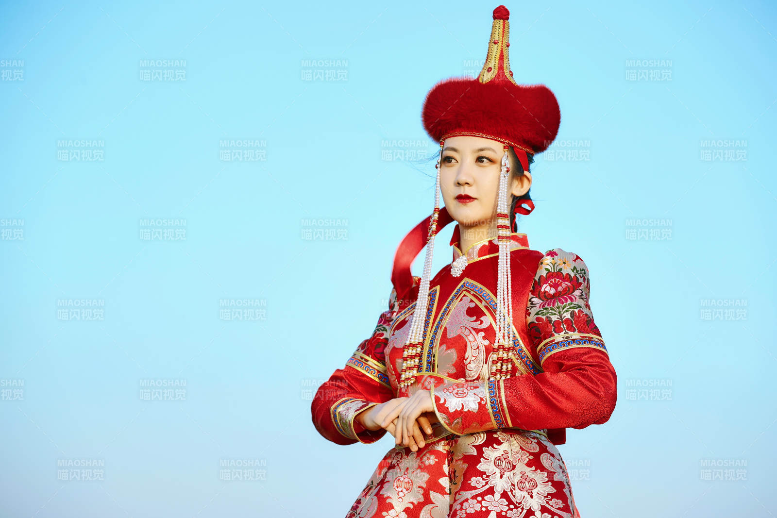 草原上穿着蒙古族传统服饰的亚洲年轻美少女图片