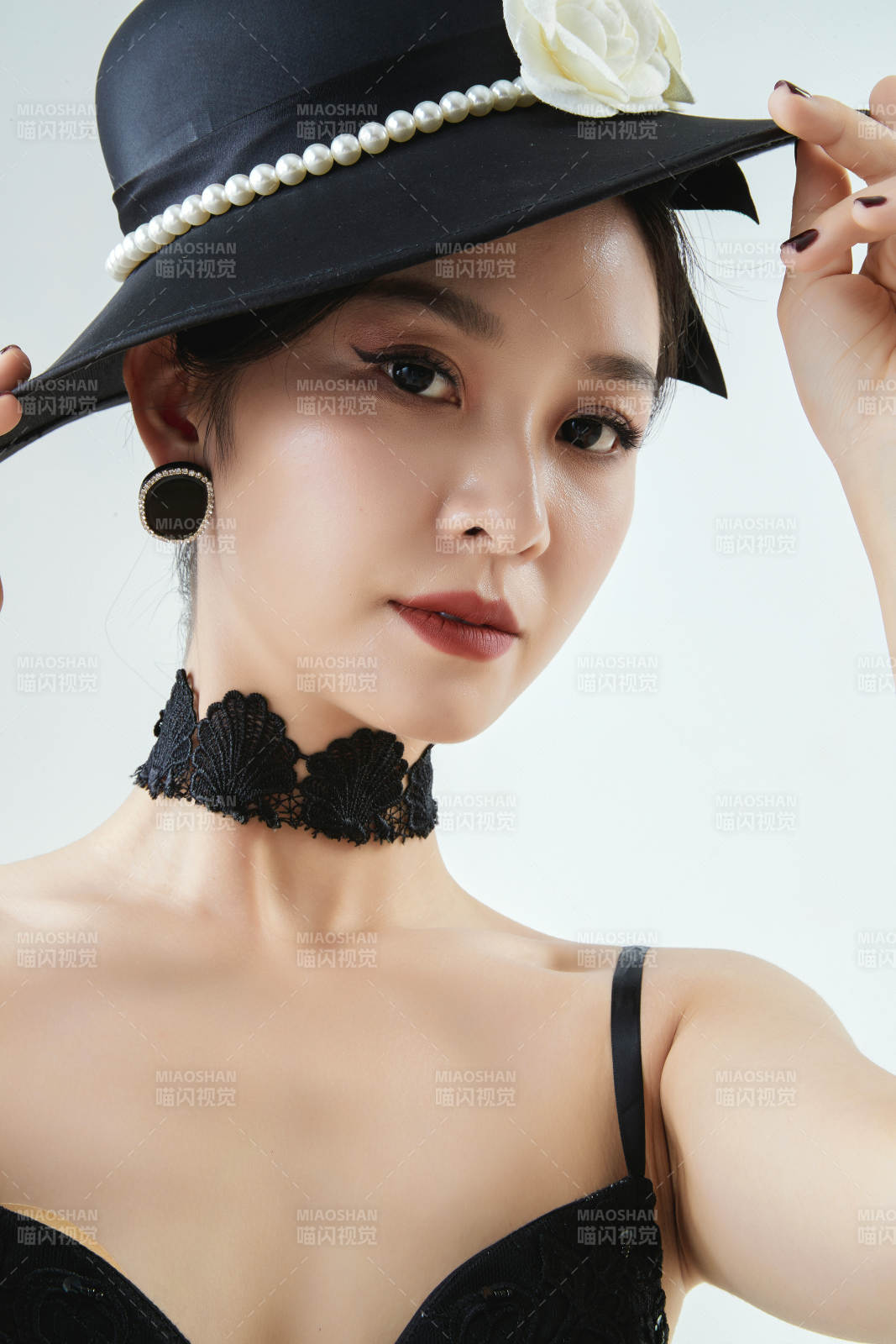 棚拍白色背景下的洁白婚纱新娘美妆