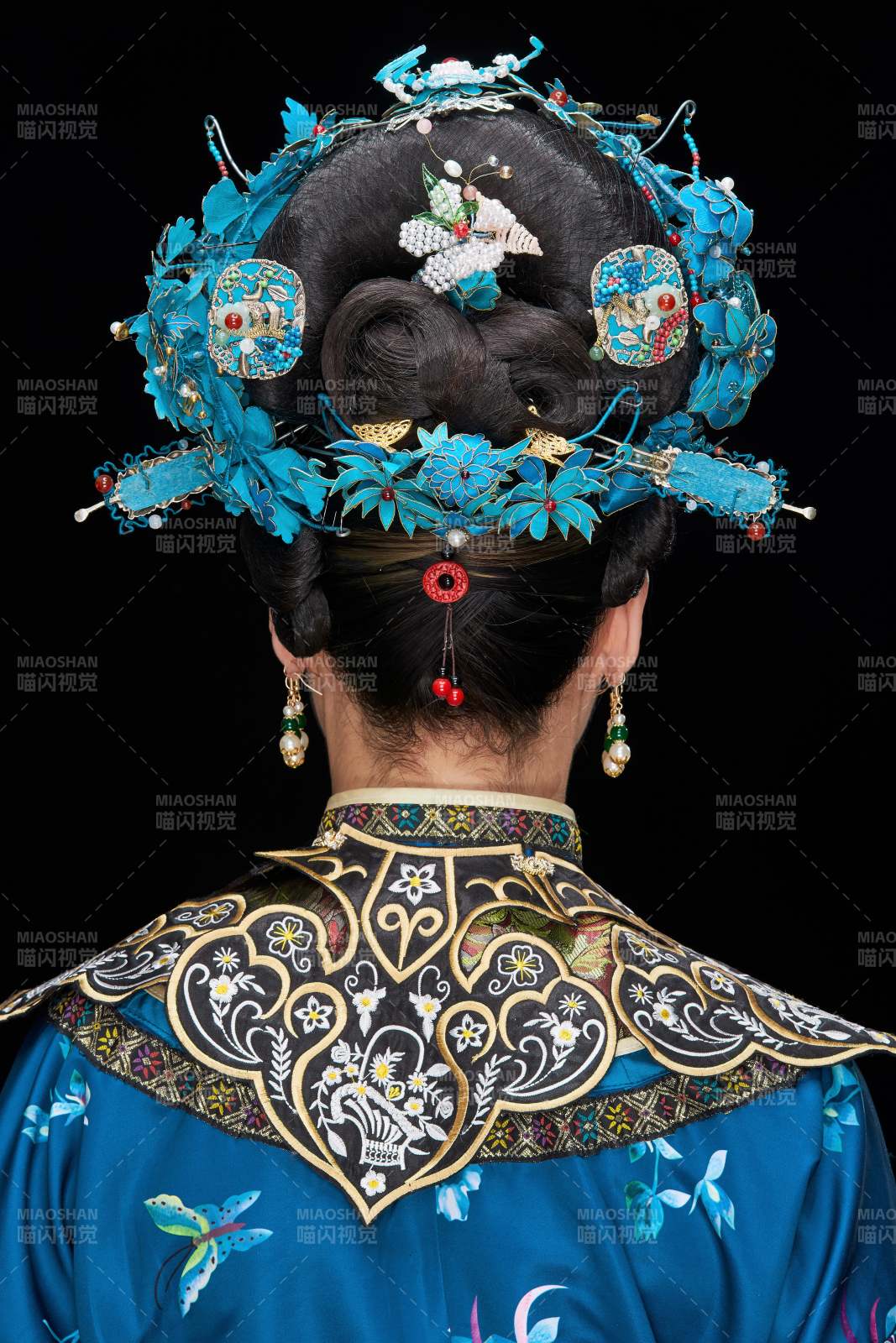 黑色背景下的清代女性古裝造型清朝古裝