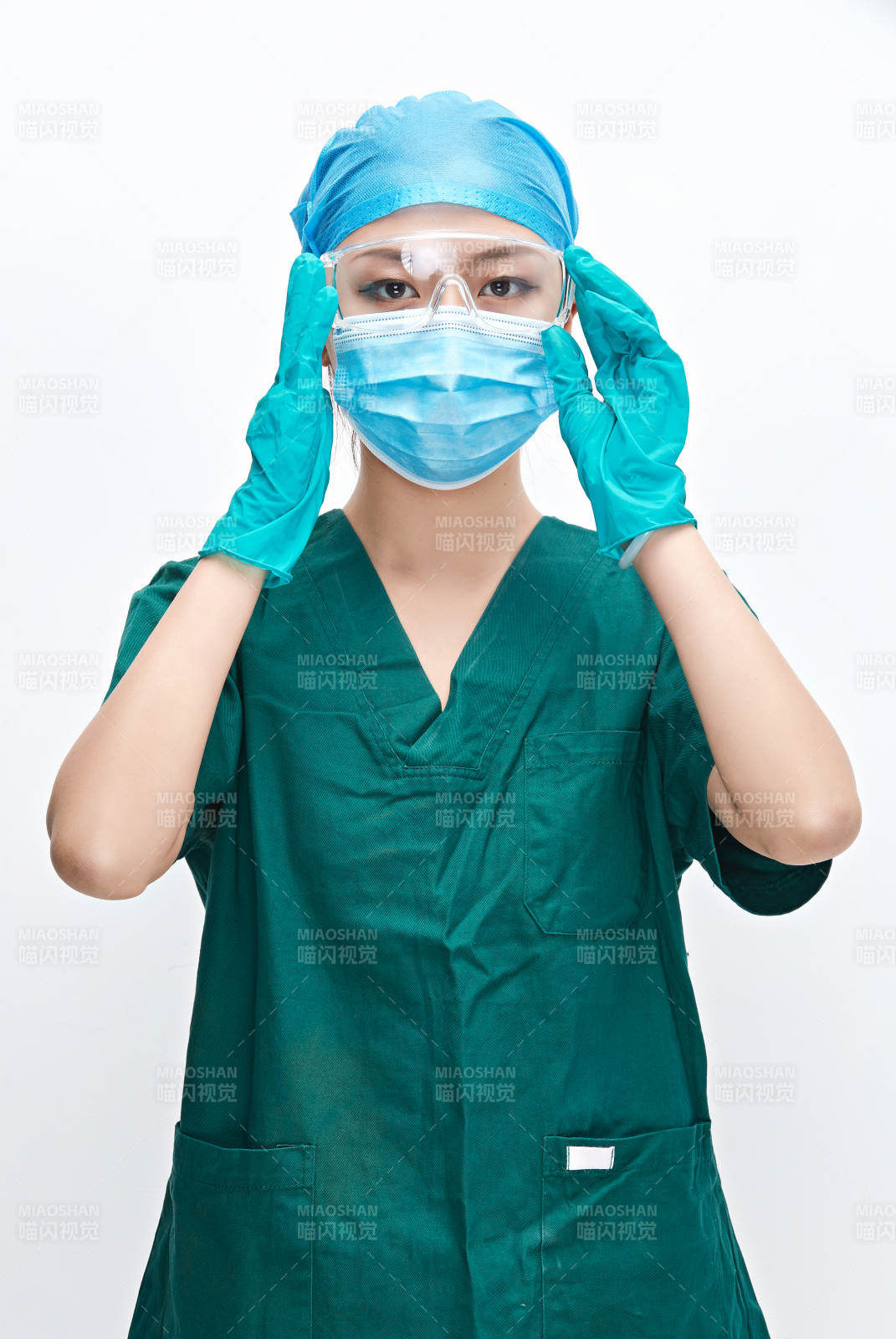白色背景下的外科手术医疗人员形象