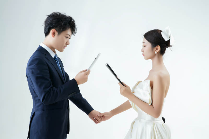 过度使用电子设备而忽略情感的夫妻