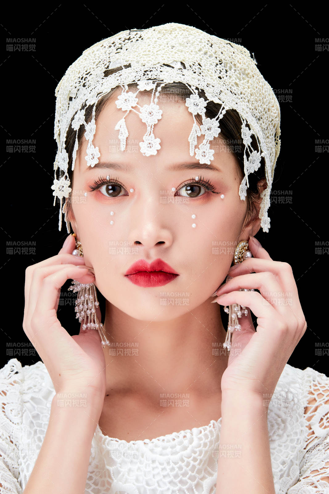 黑色背景下的美妆新娘彩妆人像