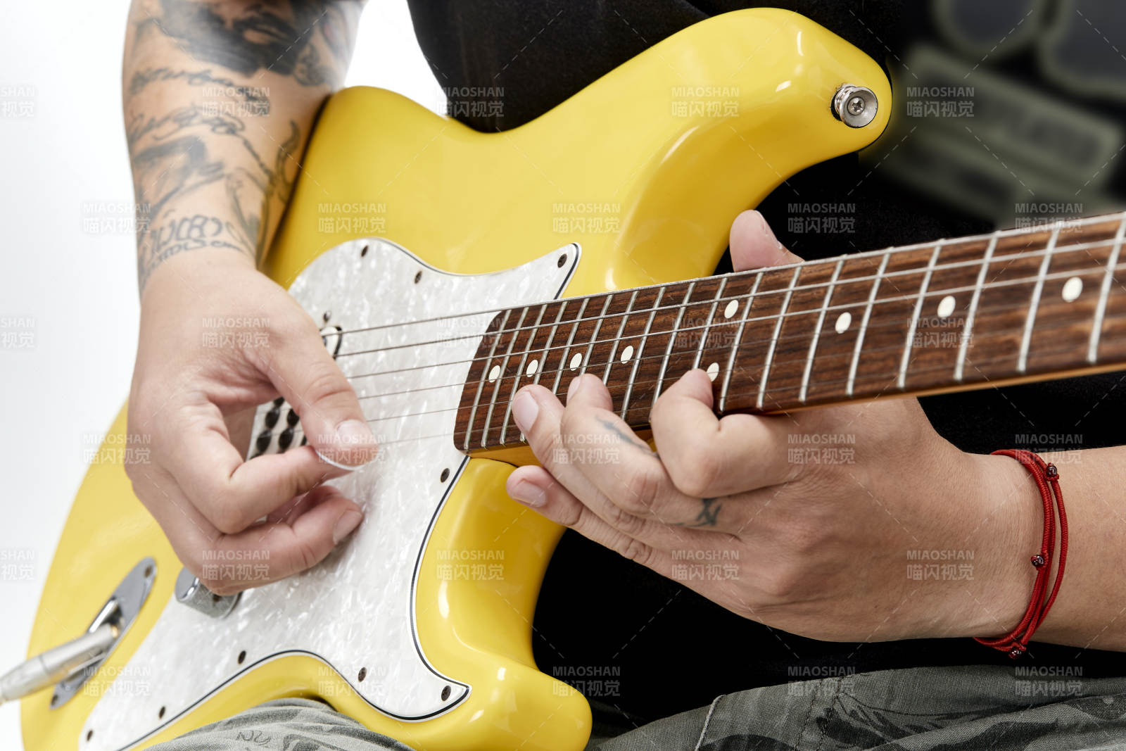 示范演奏搖滾電吉他的亞洲男性樂手人像局部特寫
