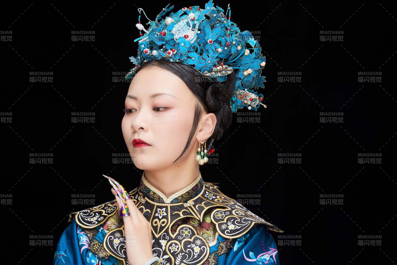 黑色背景下的清代女性古装造型清朝古装