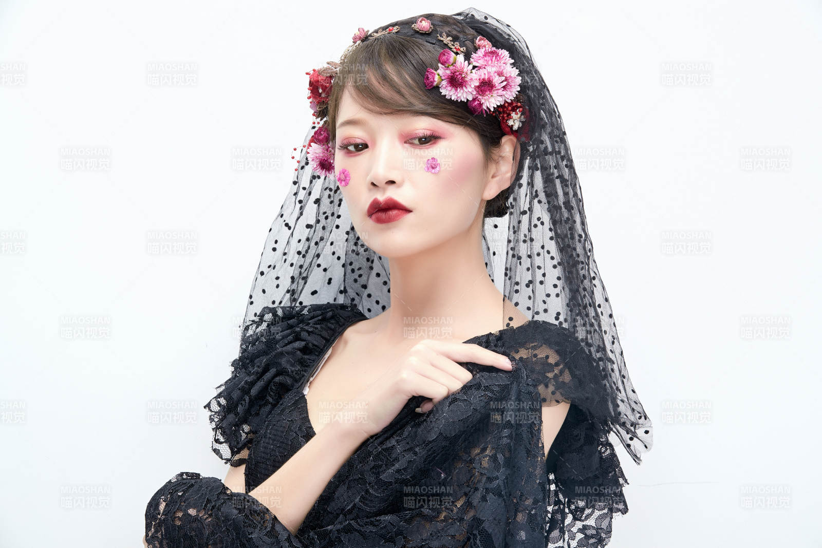 白色背景下的新娘彩妝美女人像