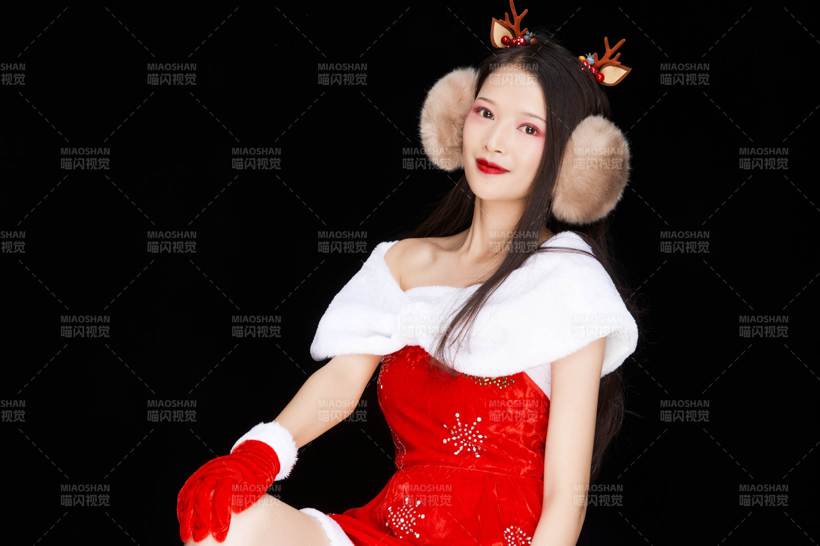 身穿圣誕服飾手提購物袋性感可愛的圣誕女郎