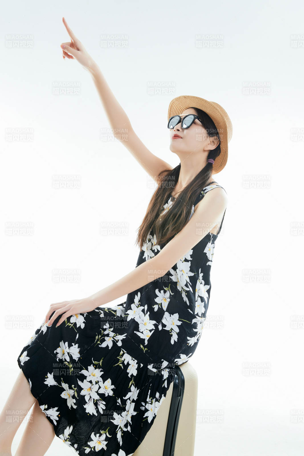 白色背景下准备出发旅行的美丽东方女大学生