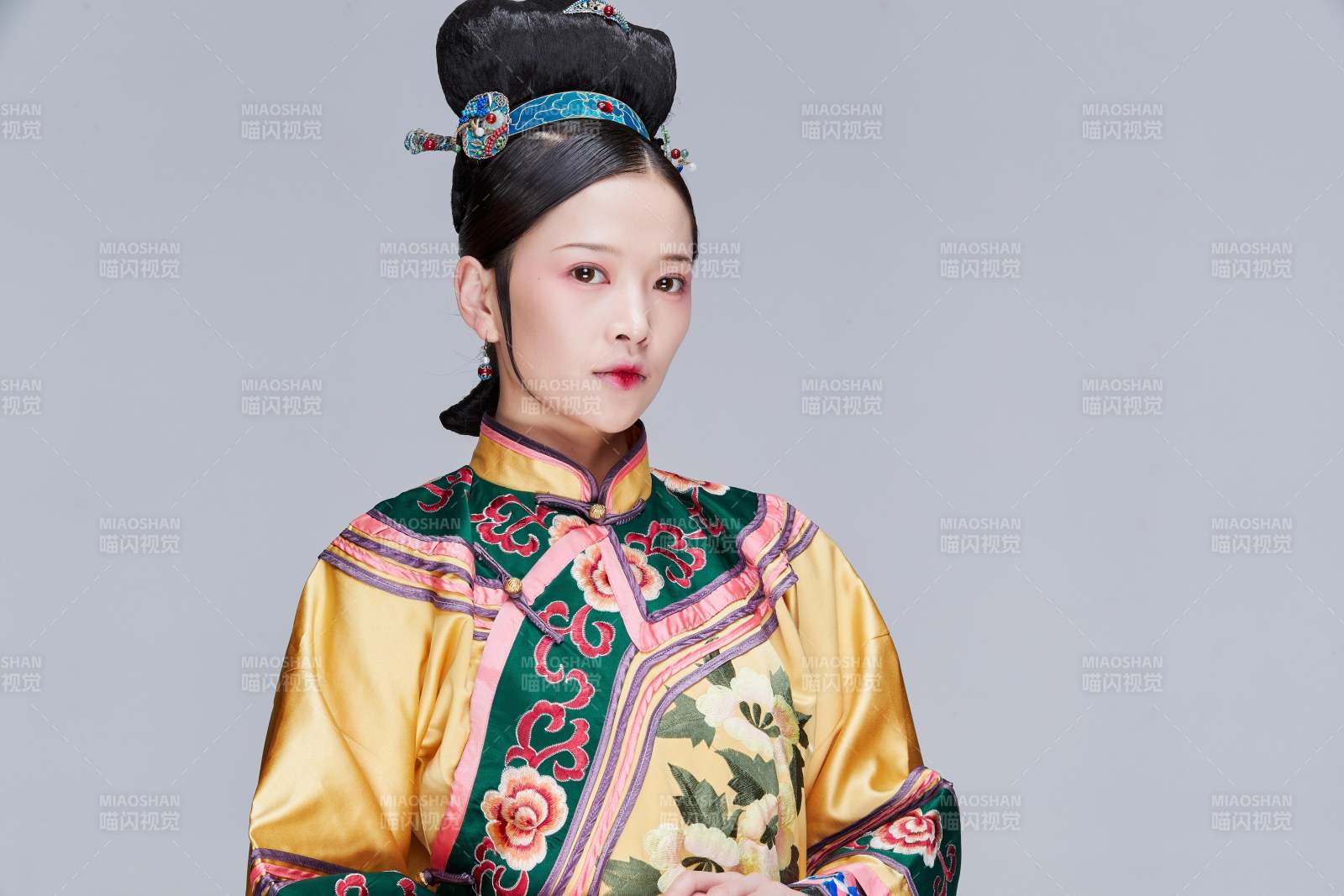 白色背景下的清代女性古装造型清朝古装