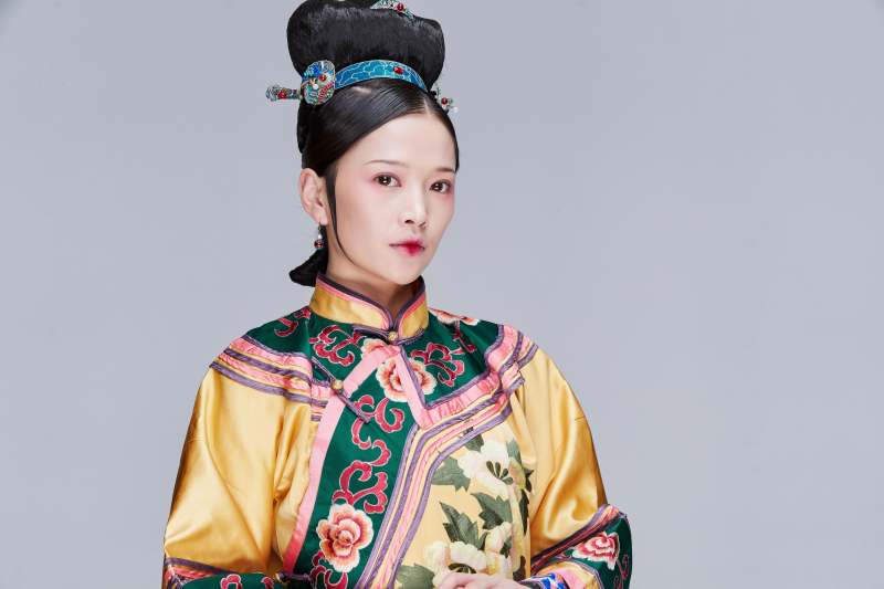 白色背景下的清代女性古装造型清朝古装