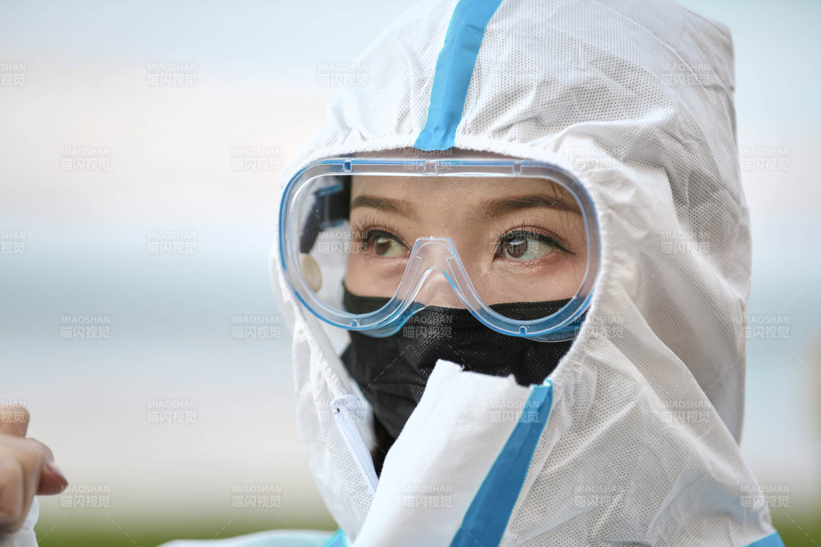 穿白色防护服佩戴护目镜口罩的女性防护人员