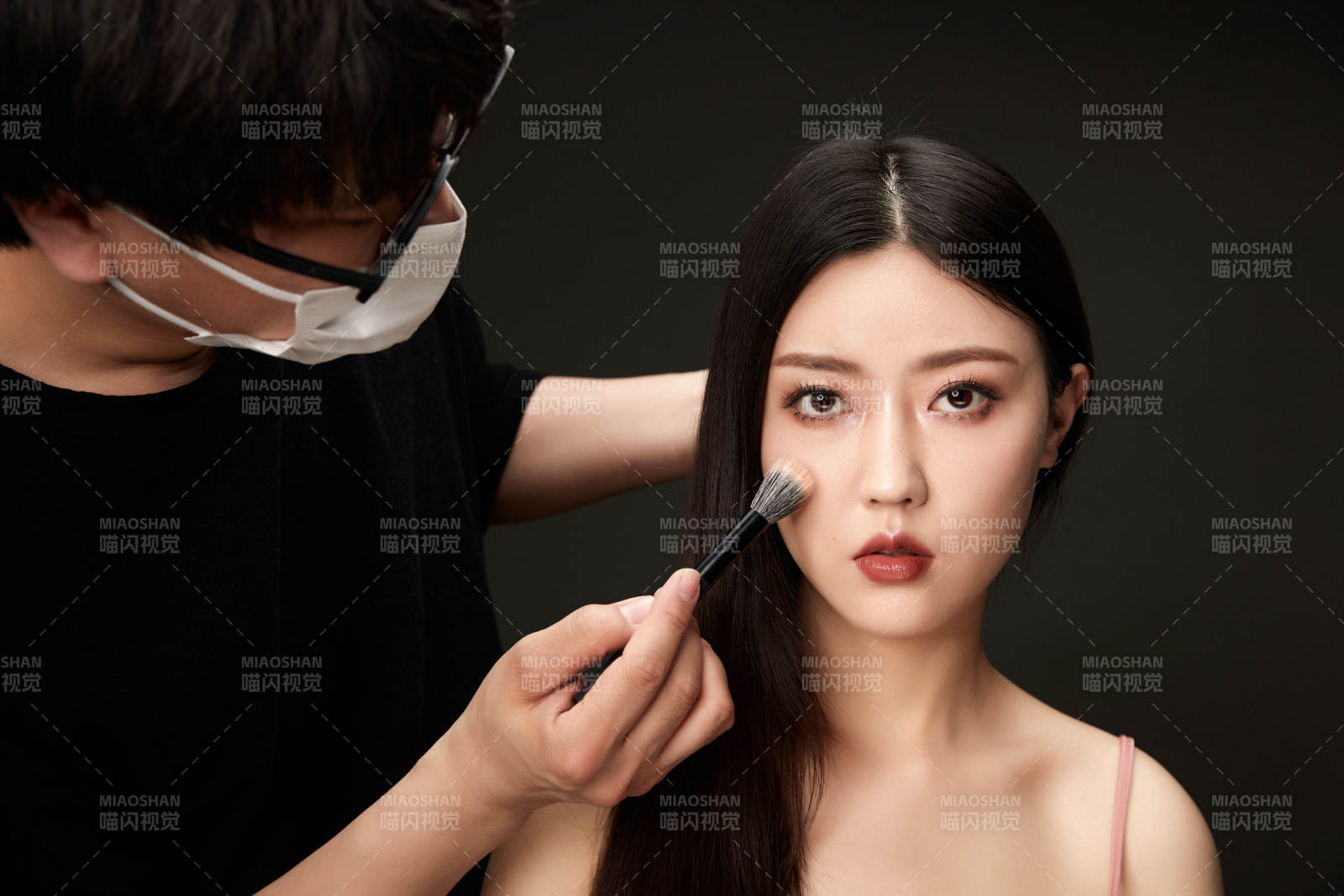 进行美妆化妆的化妆师与模特