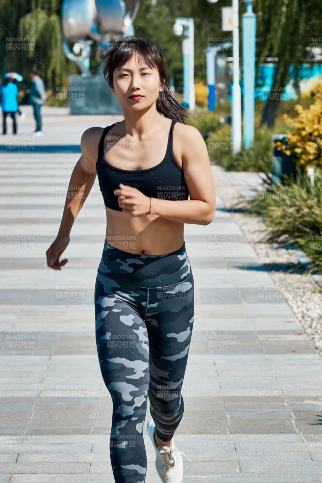 户外河畔公园进行跑步锻炼的亚洲女性