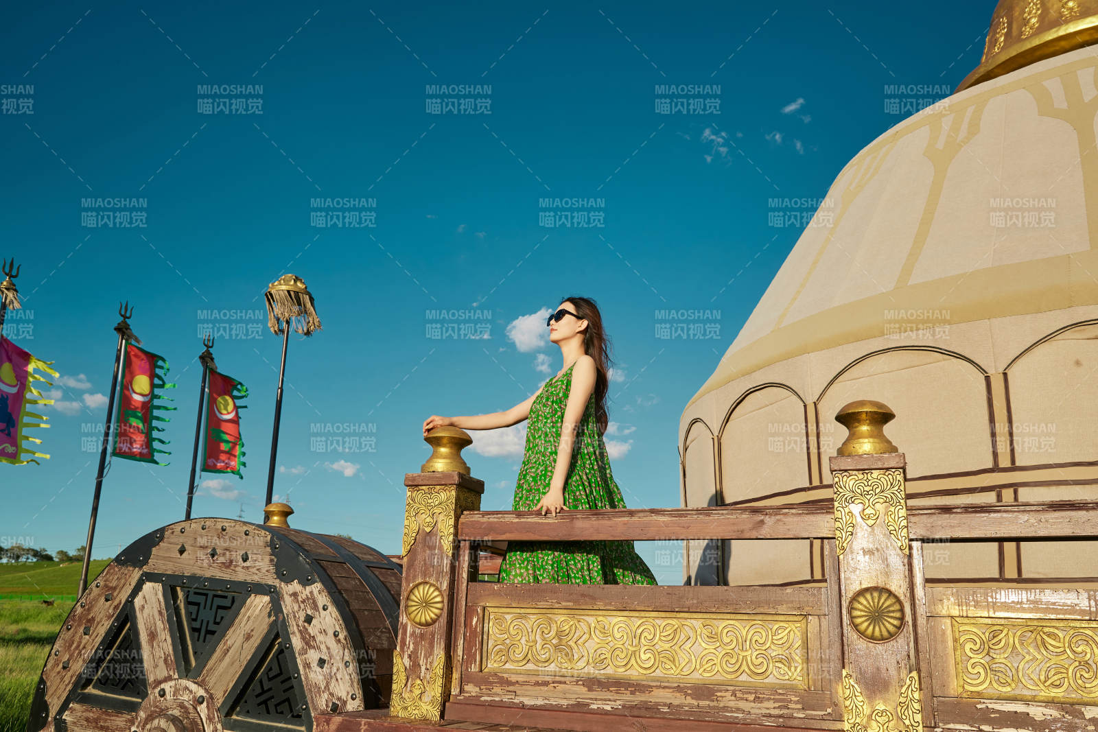 草原濕地公園游玩拍照的亞洲少女