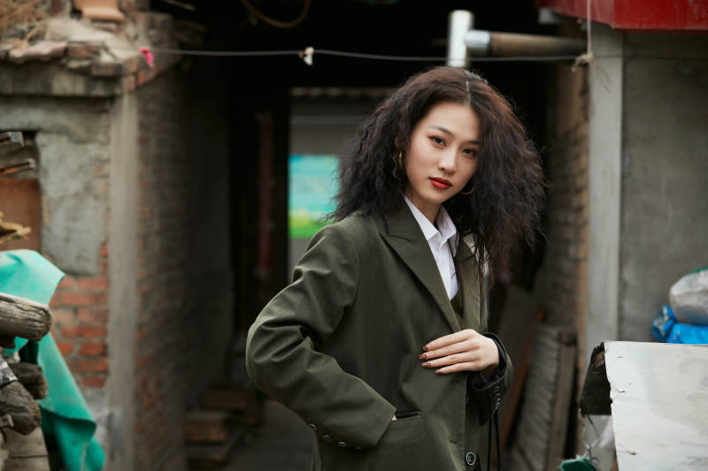 老旧城区里穿着复古港风的美丽清纯少女