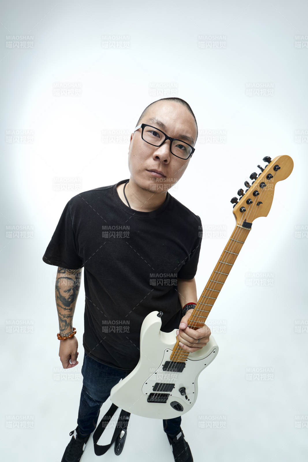 手持電吉他展示演奏的亞洲男性搖滾樂手人像