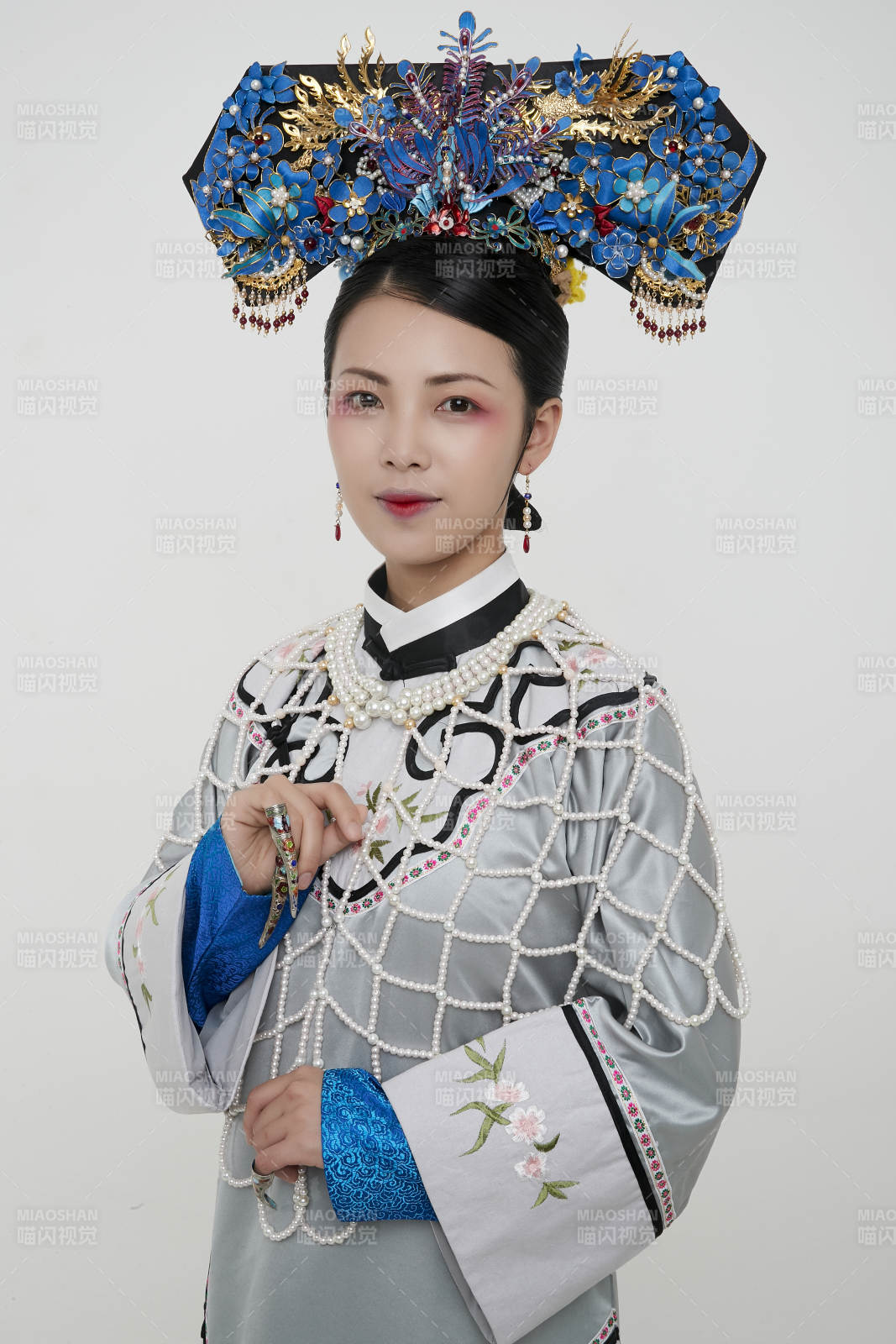 白色背景下的清代女性古装造型清朝古装