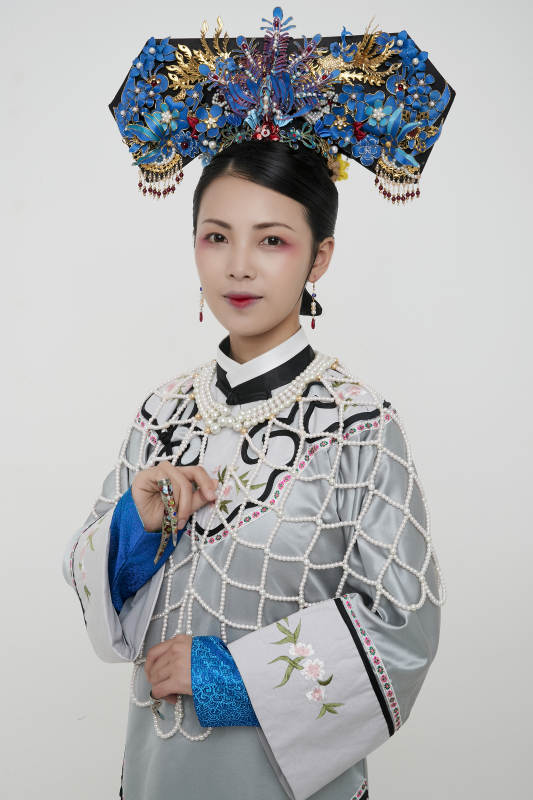 白色背景下的清代女性古装造型清朝古装