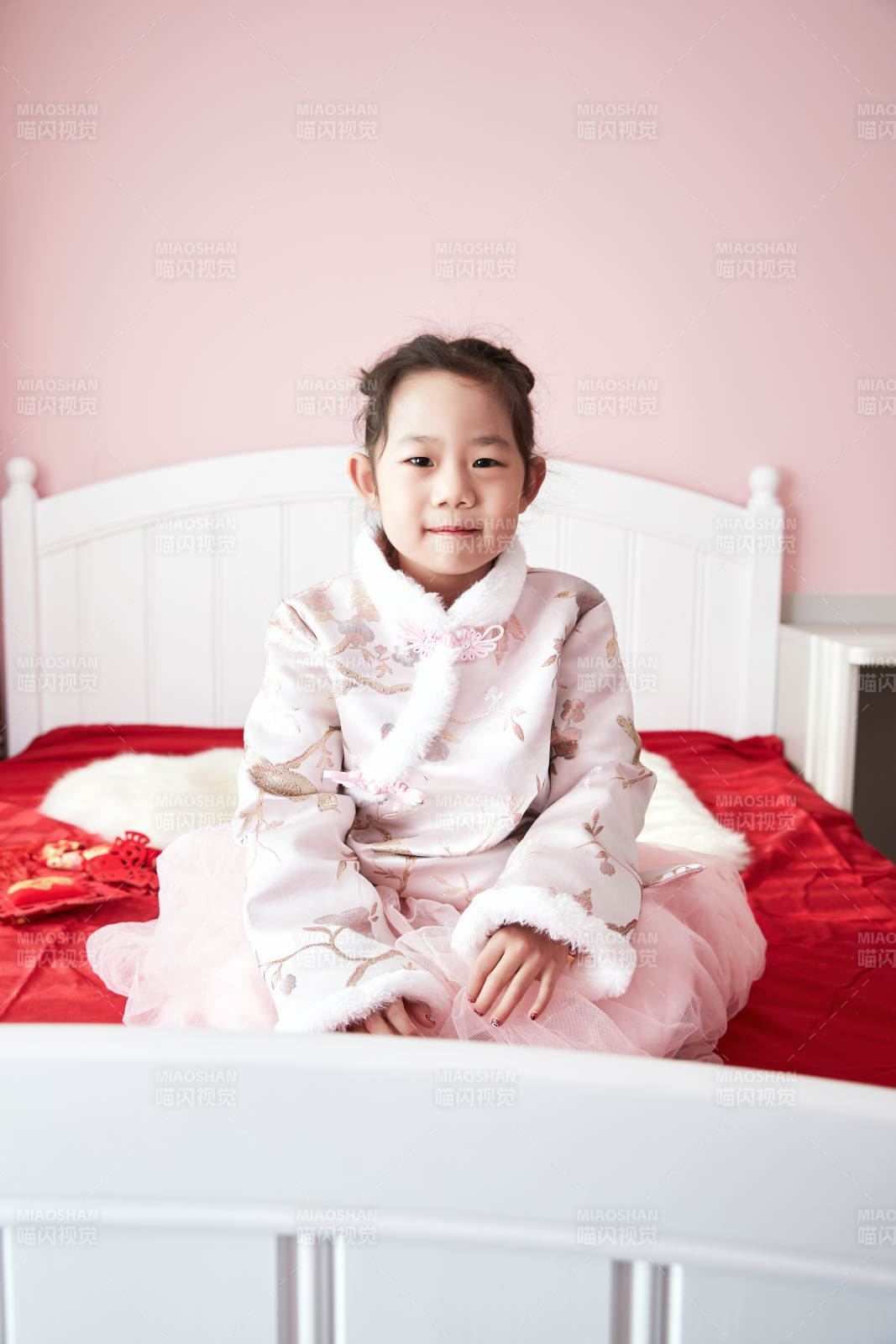 在家玩耍的亞洲小女孩