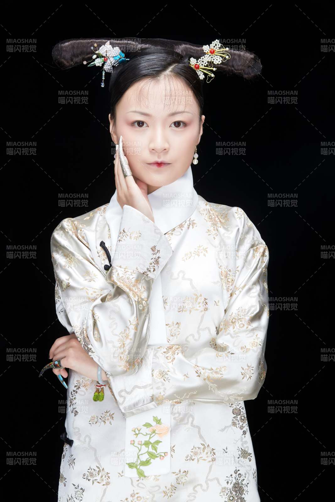 黑色背景下的清代女性古装造型清朝古装