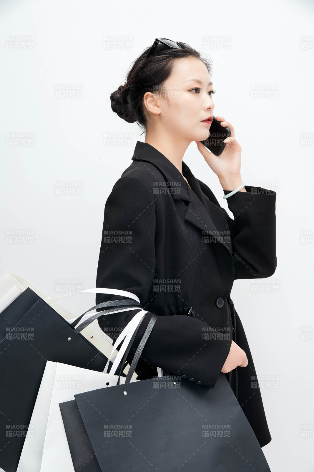 白色背景下手提购物袋时尚美丽的亚洲少女图片