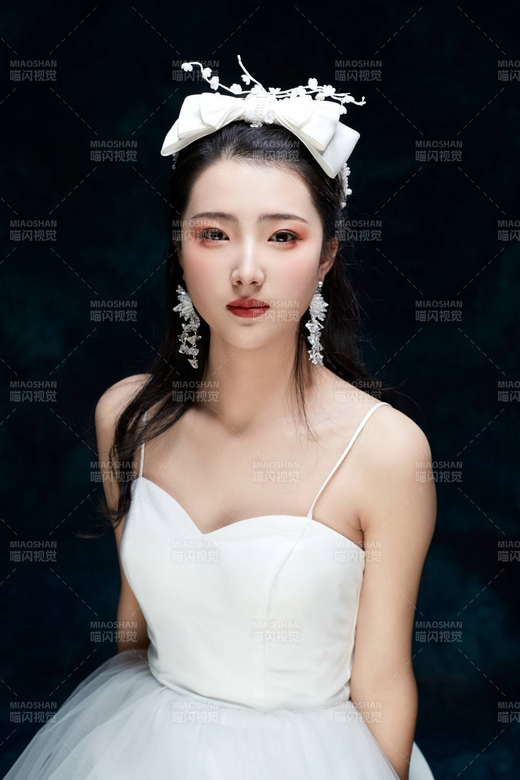 黑色背景下的女性复古婚纱妆面图片
