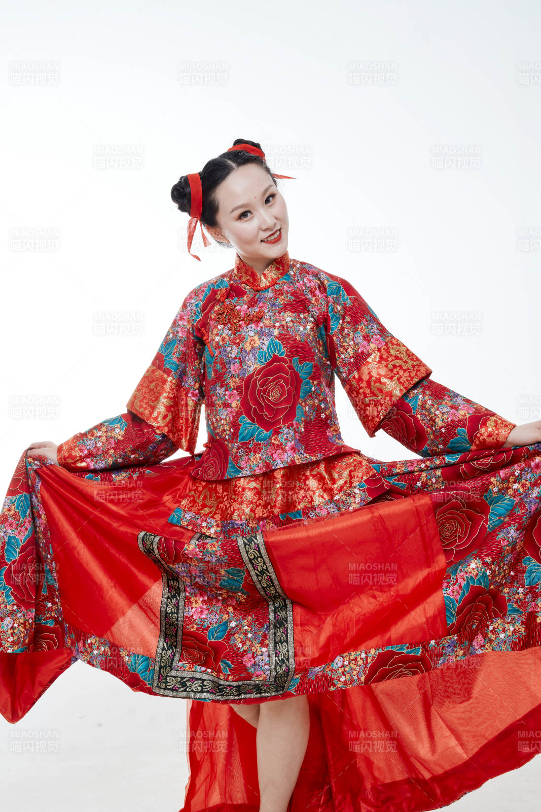 身穿中国传统服饰的青年女性