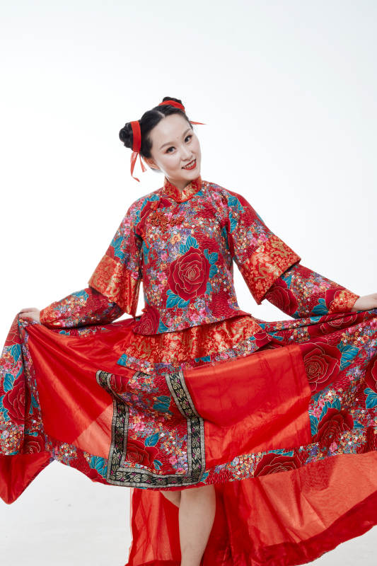 身穿中国传统服饰的青年女性