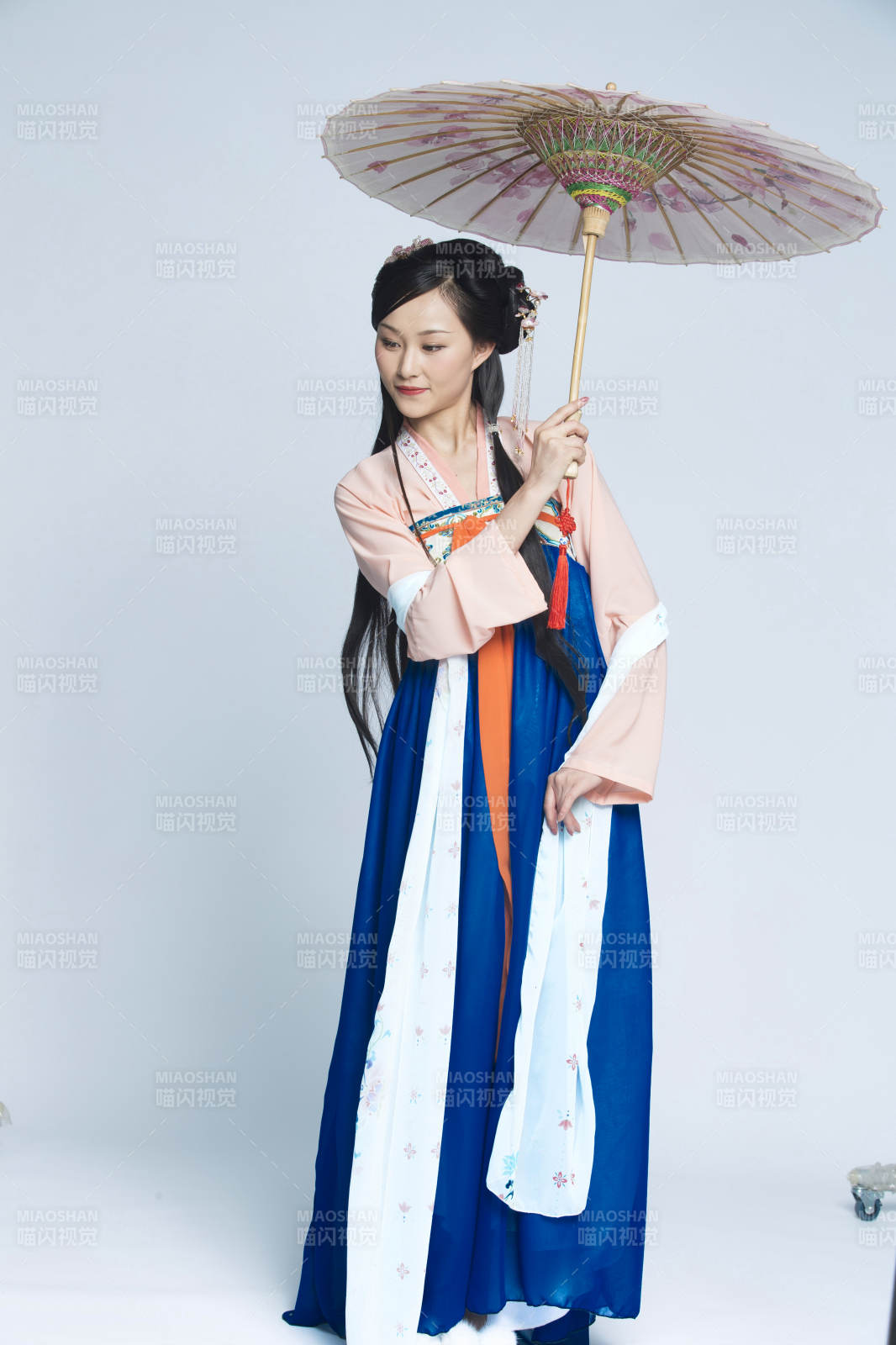 身穿古装的汉服女性人像汉服影棚拍摄图片