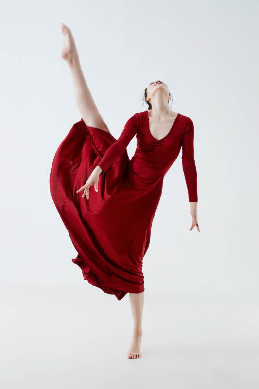 穿着红色长裙翩翩起舞的少女