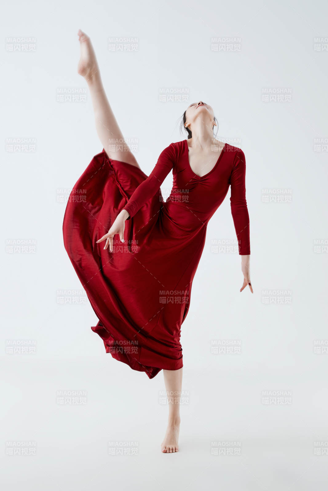 穿著紅色長裙翩翩起舞的少女