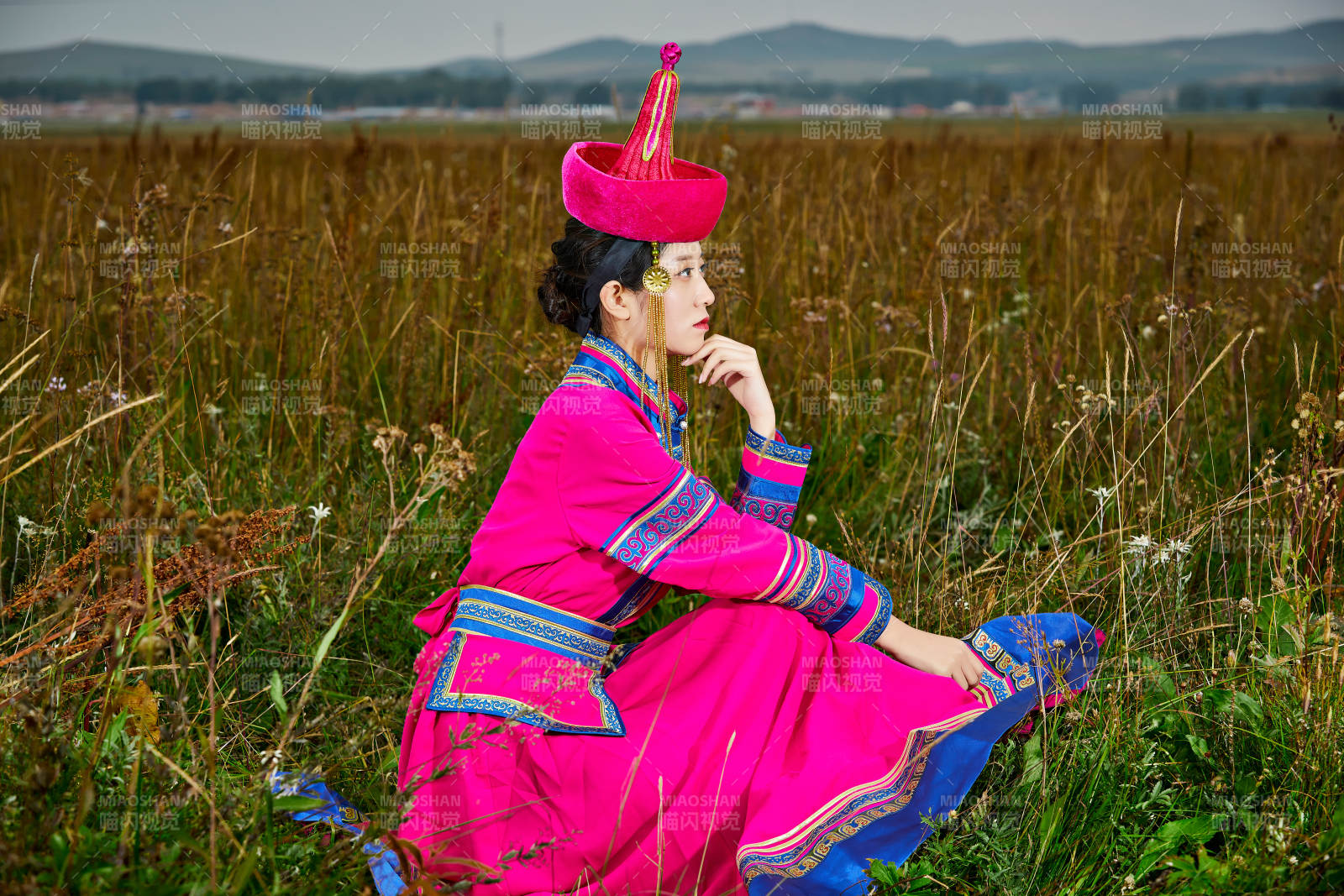 草原上身穿豪華蒙古族服飾的蒙族少女