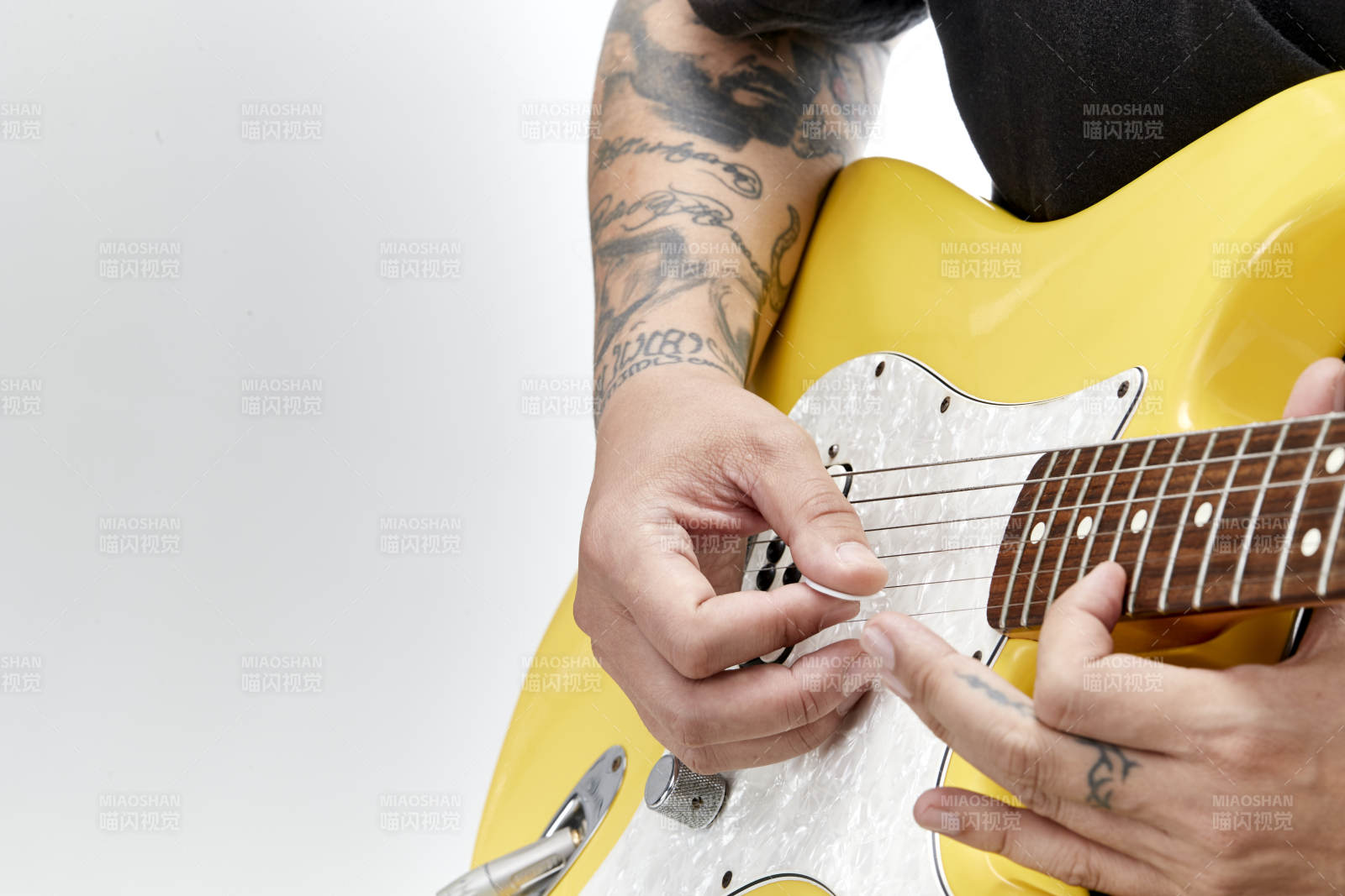 示范演奏搖滾電吉他的亞洲男性樂手人像局部特寫