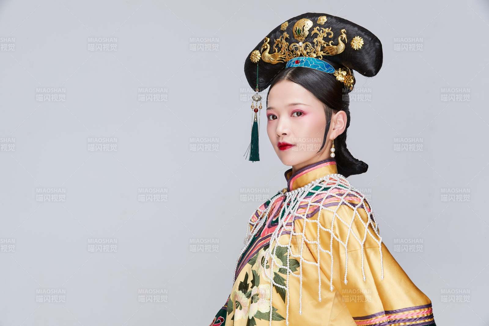 白色背景下的清代女性古装造型清朝古装