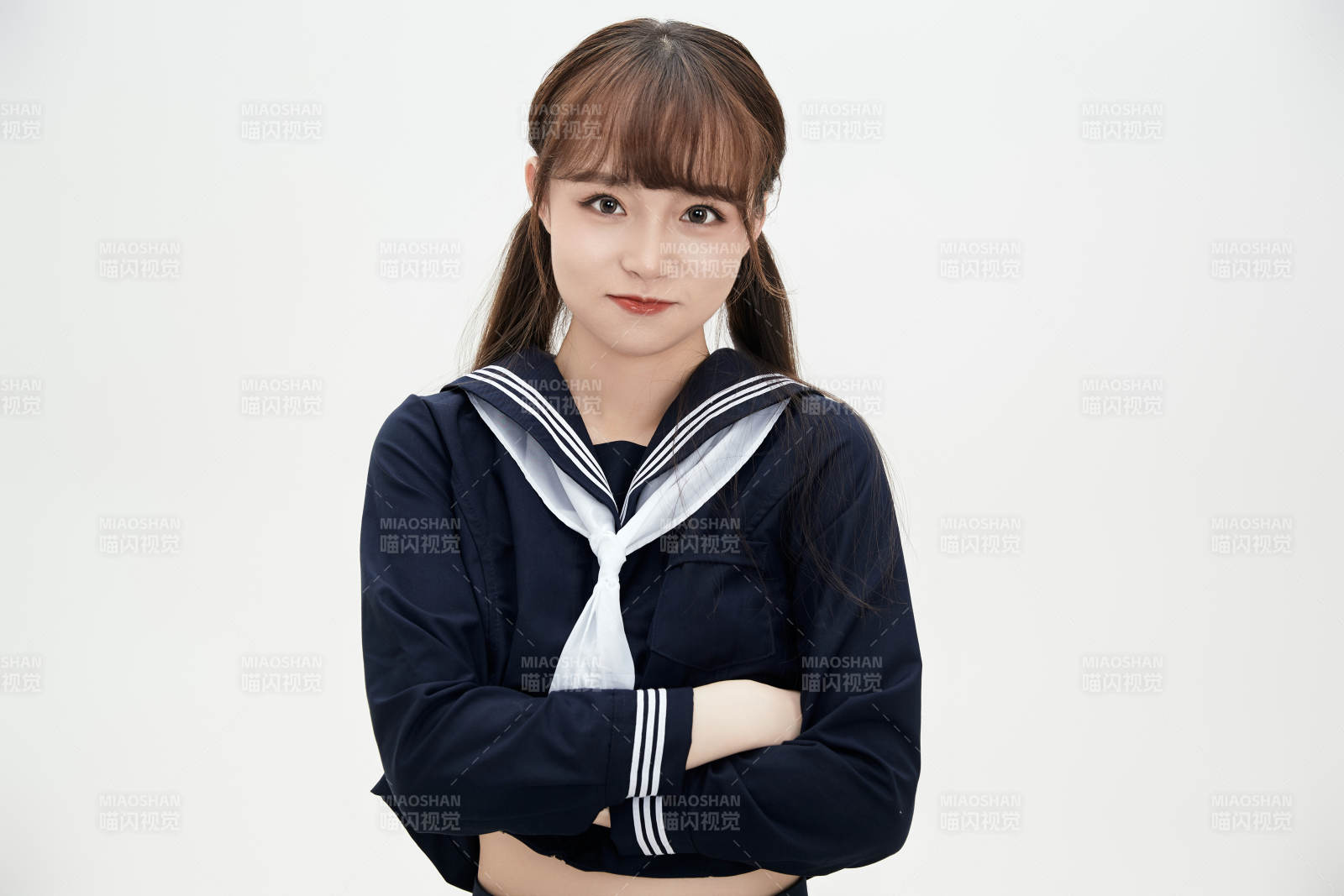 身穿日系高中制服的美麗少女