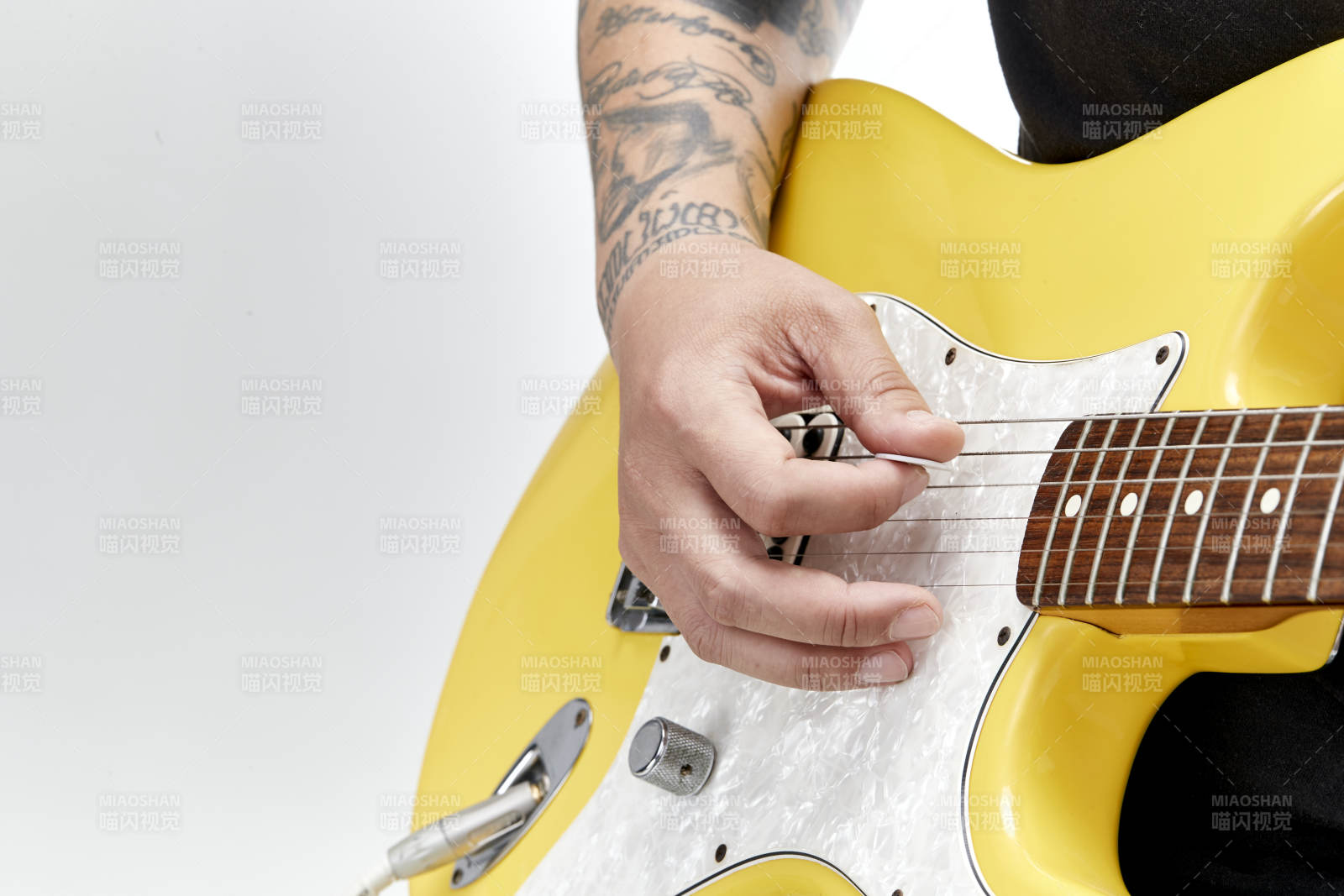 示范演奏搖滾電吉他的亞洲男性樂手人像局部特寫