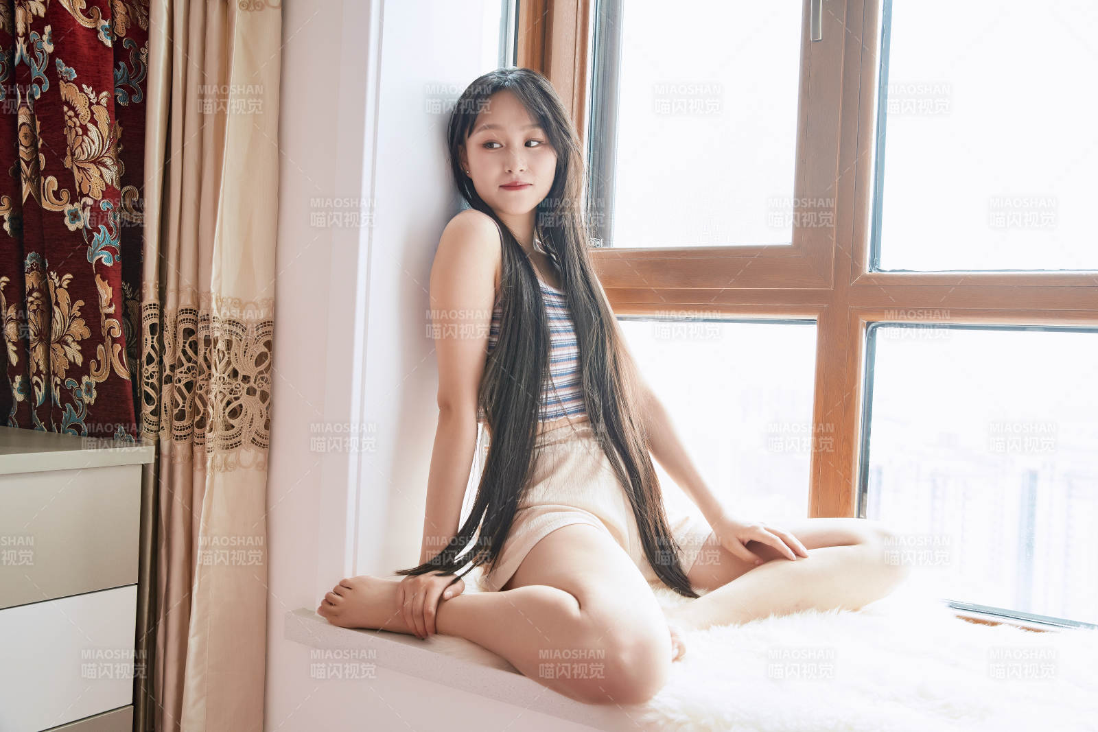 躺在舒适的飘窗上听音乐追剧的亚洲少女