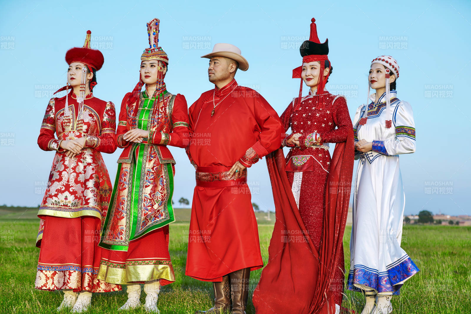 草原上穿着蒙古族传统服饰的人像群像