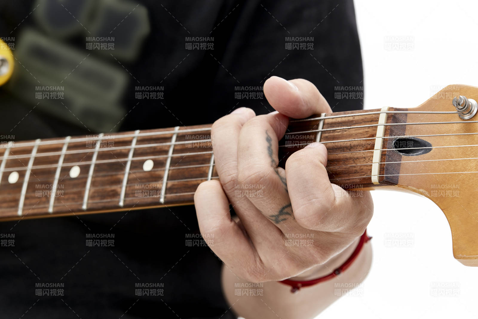 示范演奏摇滚电吉他的亚洲男性乐手人像局部特写