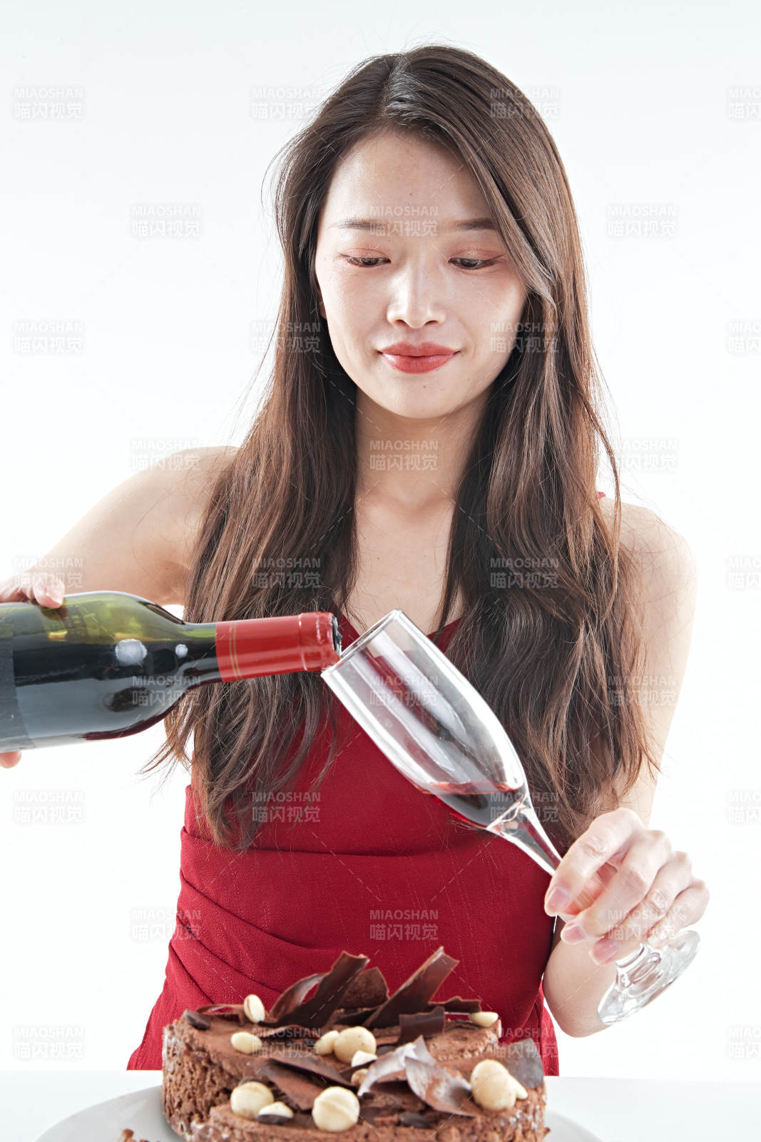 喝红酒品尝蛋糕的年轻女性