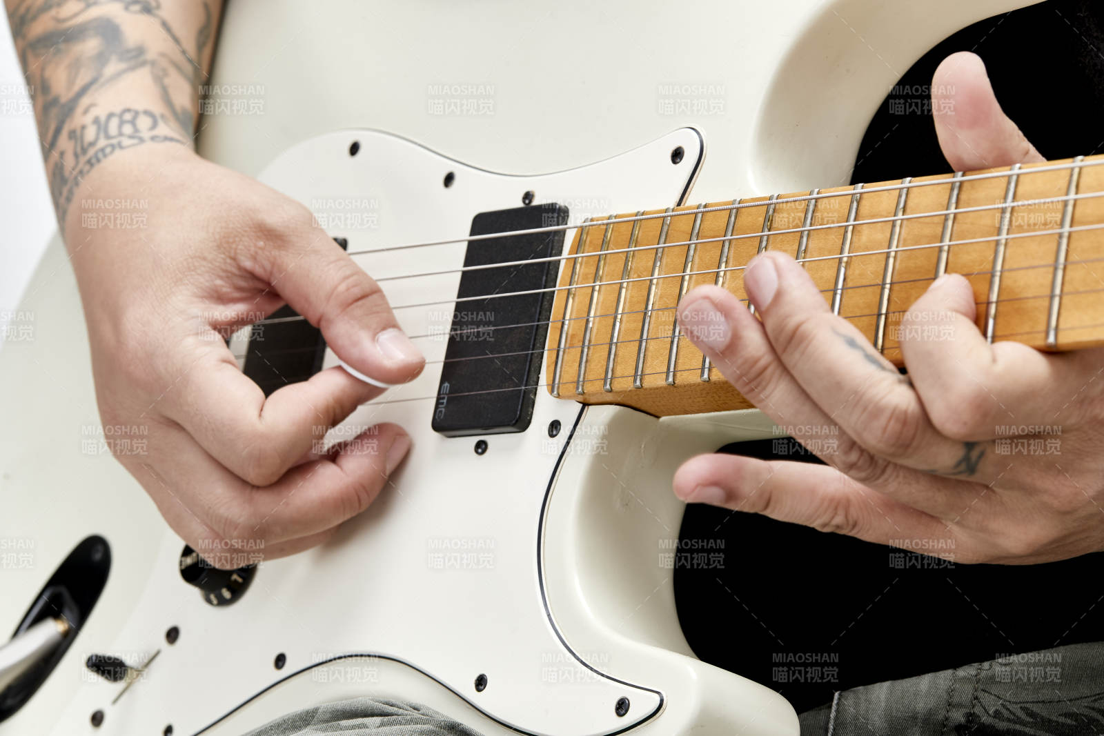 示范演奏搖滾電吉他的亞洲男性樂手人像局部特寫