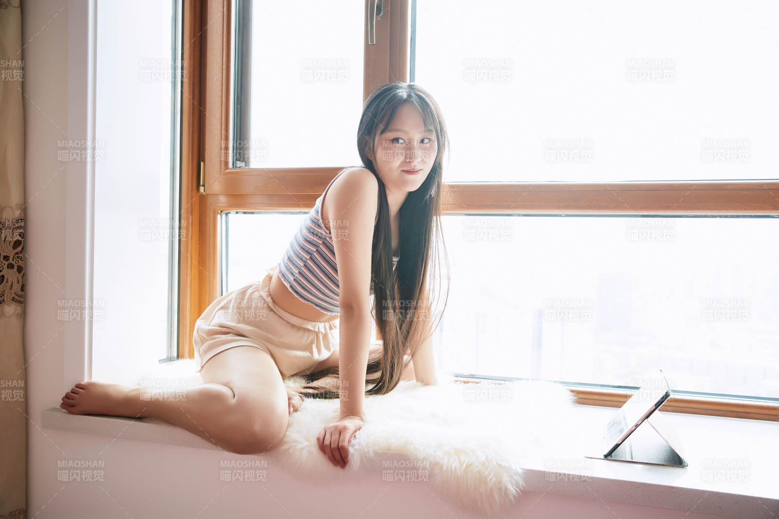 躺在舒適的飄窗上聽音樂追劇的亞洲少女